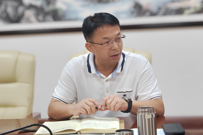 1750054996281016620.png 赖国秋书记听取汇报.png