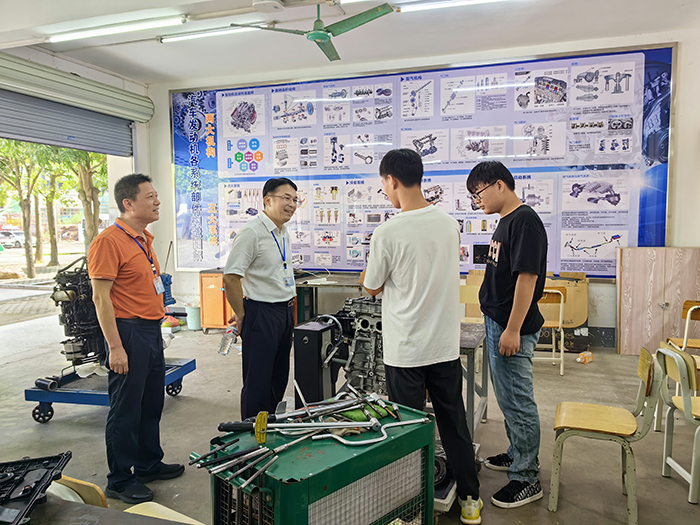 1758182973402022033.jpg 院领导与正在实操训练的同学亲切交流.jpg