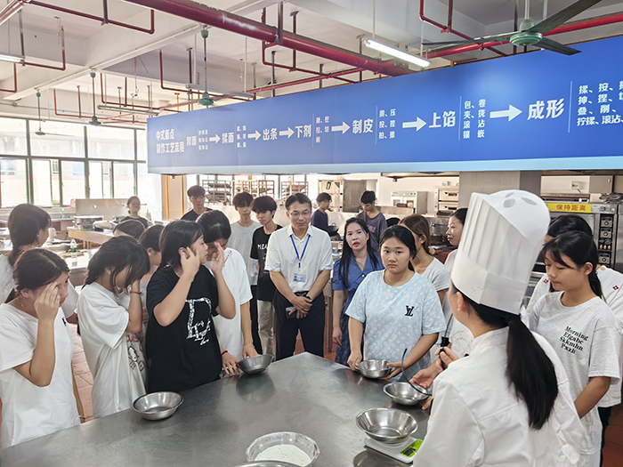 1758182981881071727.jpg 院领导在烹饪实训课堂听课.jpg