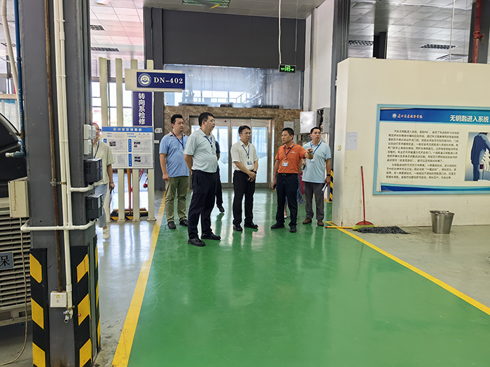 1758183000449093804.jpg 检查小组在汽车实训工位进行检查.jpg