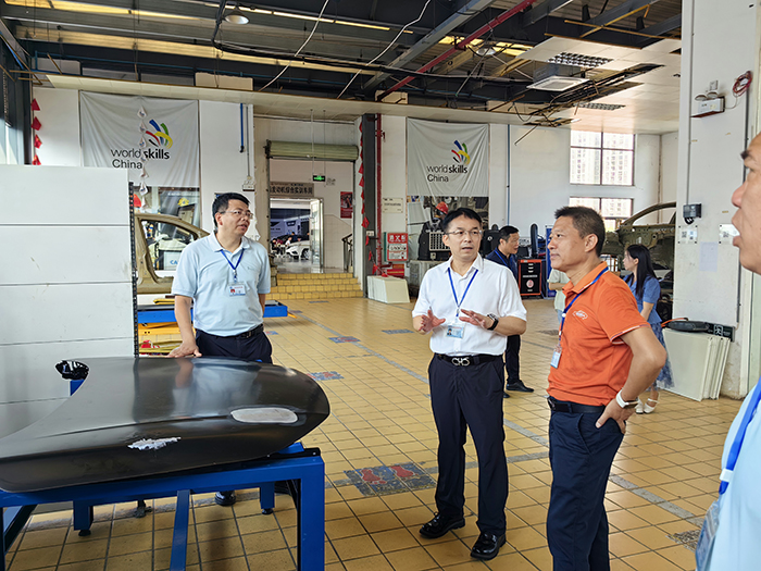 1758183006750072029.jpg 检查小组在汽车实训工位进行检查1.jpg