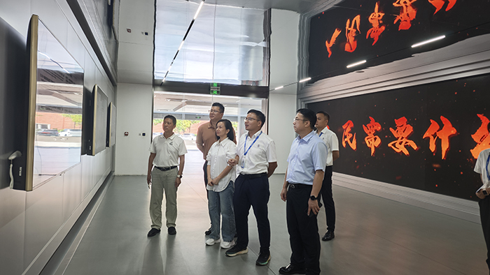 1758704325102030938.jpg 参观总装车间.jpg