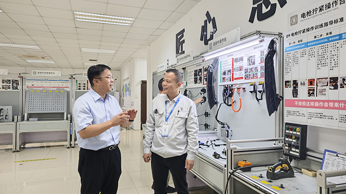 1758704353580055130.jpg 赖院长与“广西工匠”卢远西交谈.jpg