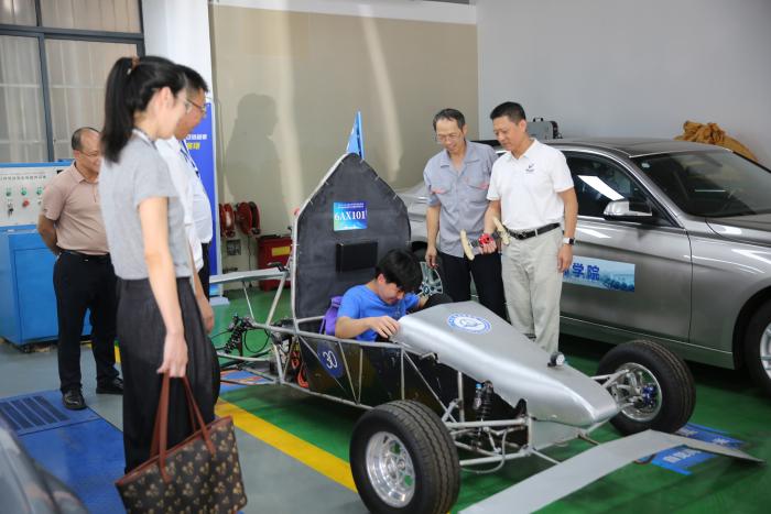 1760690889379040833.jpg 忻城县职业技术学校学生体验我院实训设备1.jpg